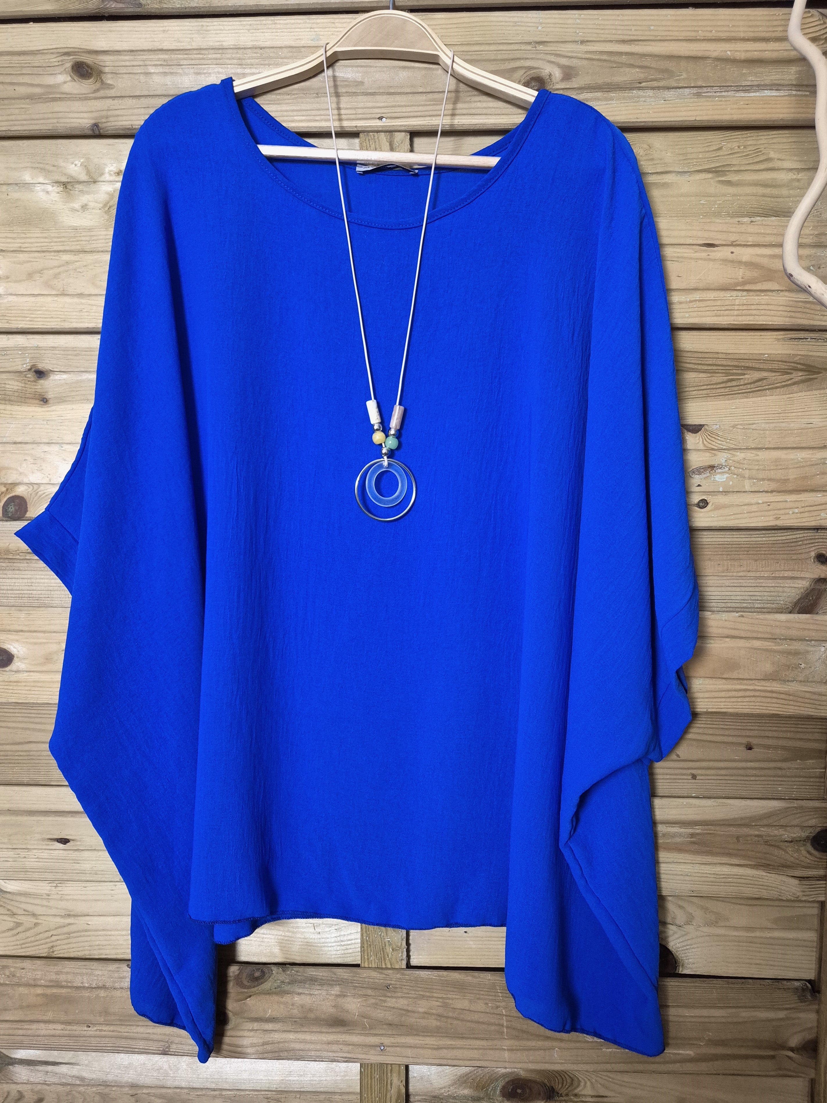 Blusa amplia con colgante incluido · Talla única XL–4XL