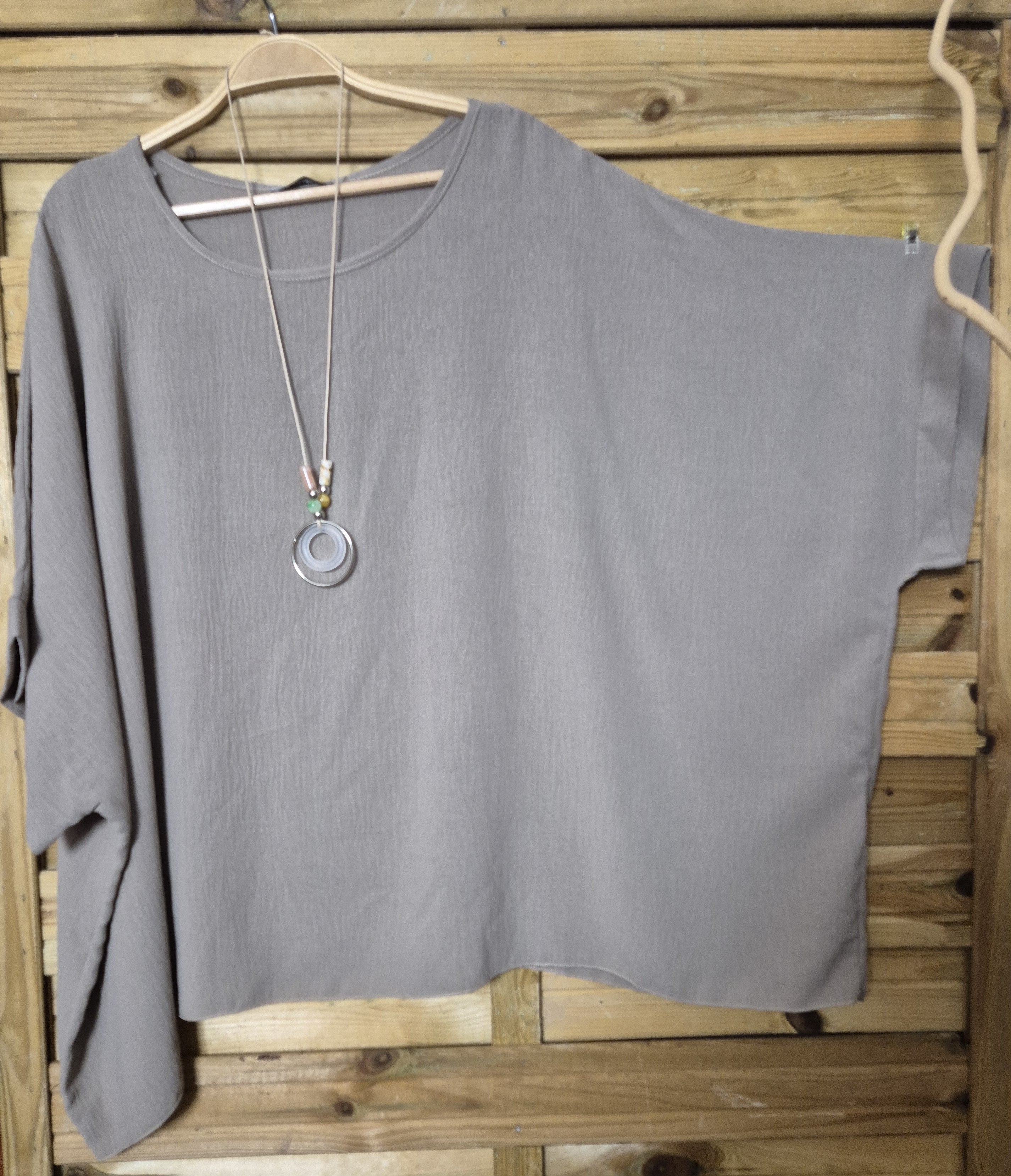 Blusa amplia con colgante incluido · Talla única XL–4XL