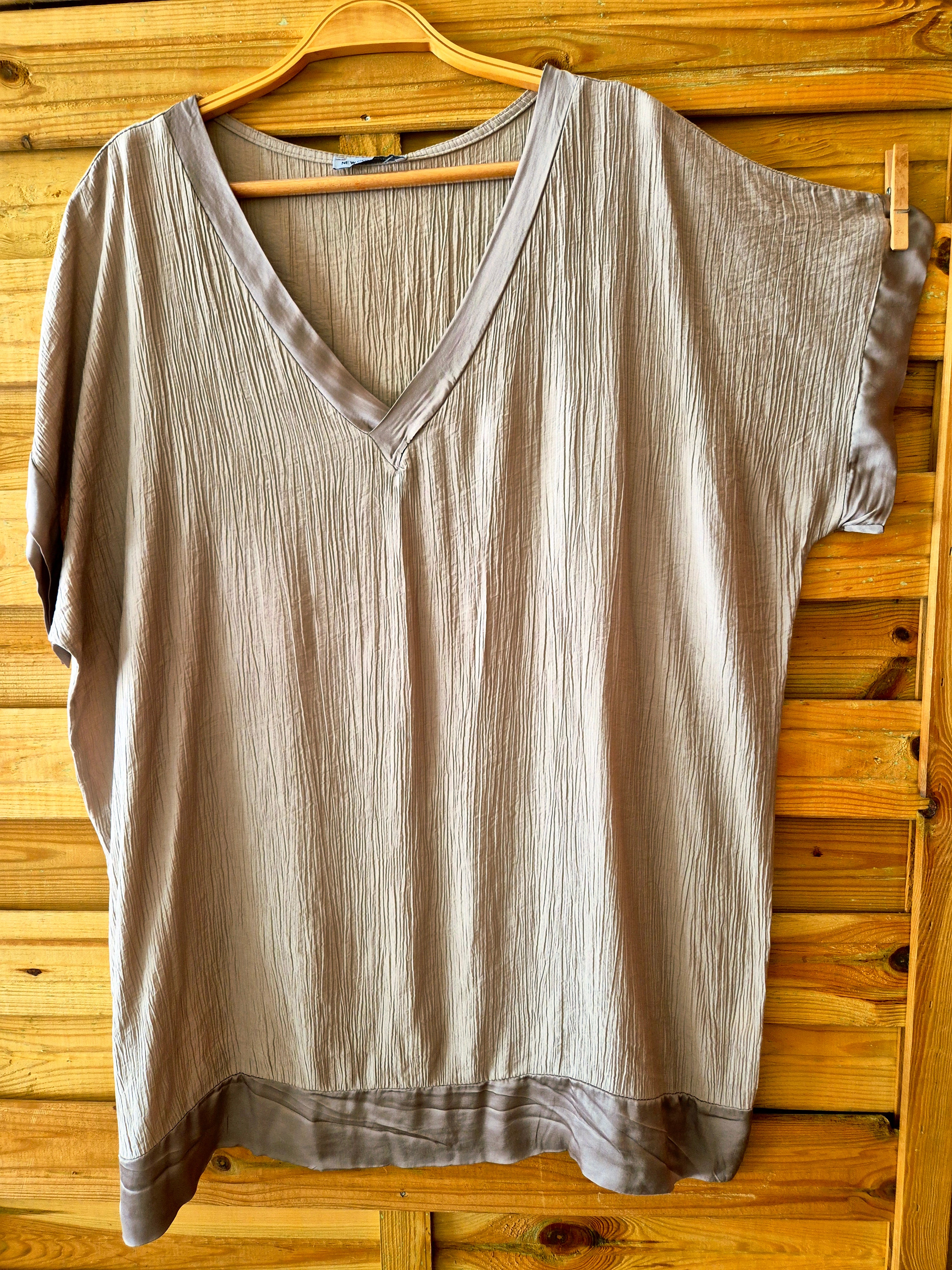 Blouse ample avec détail en satin · Taille unique XL–3XL