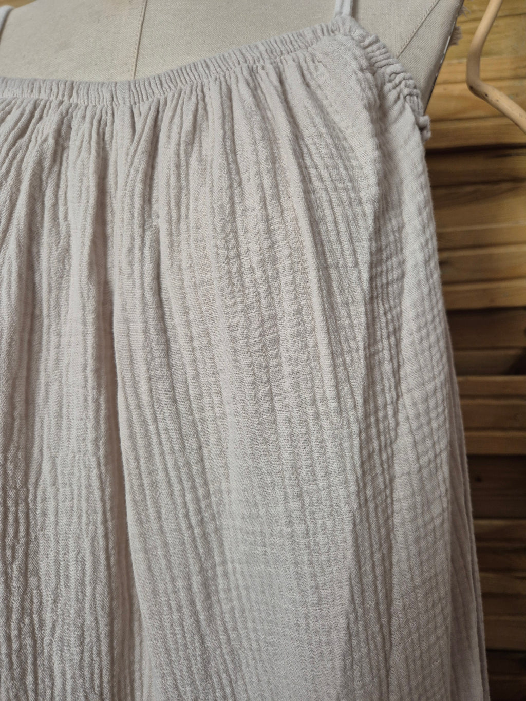 Mono de muselina beige · Talla única