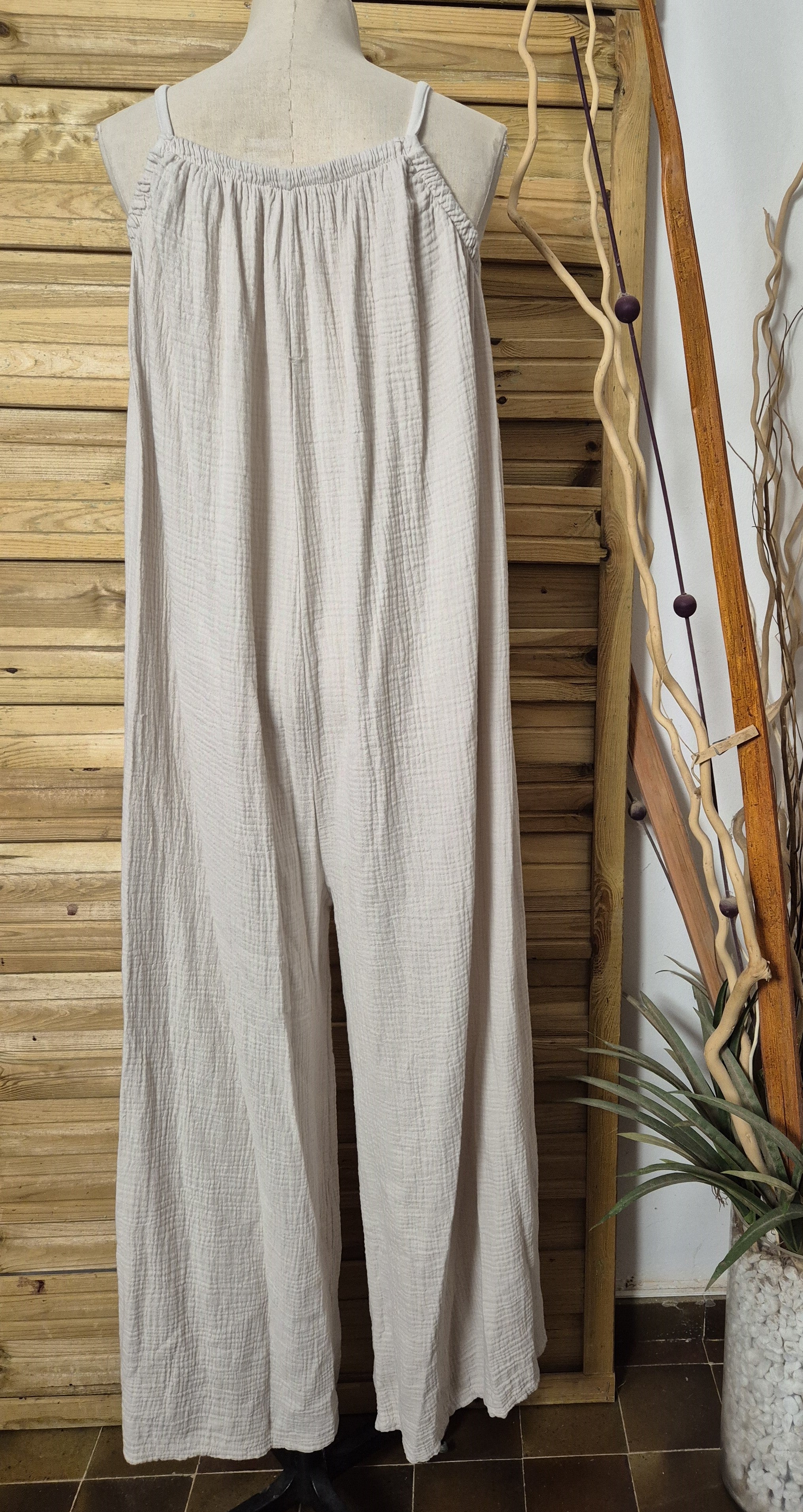 Mono de muselina beige · Talla única