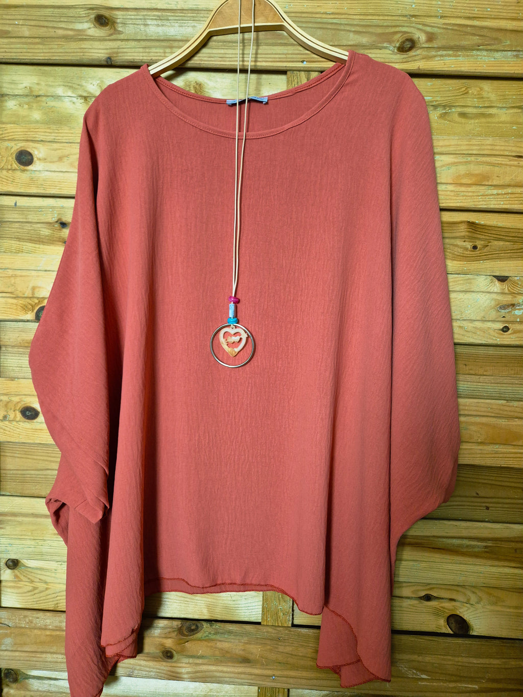 Blusa amplia con colgante incluido · Talla única XL–4XL