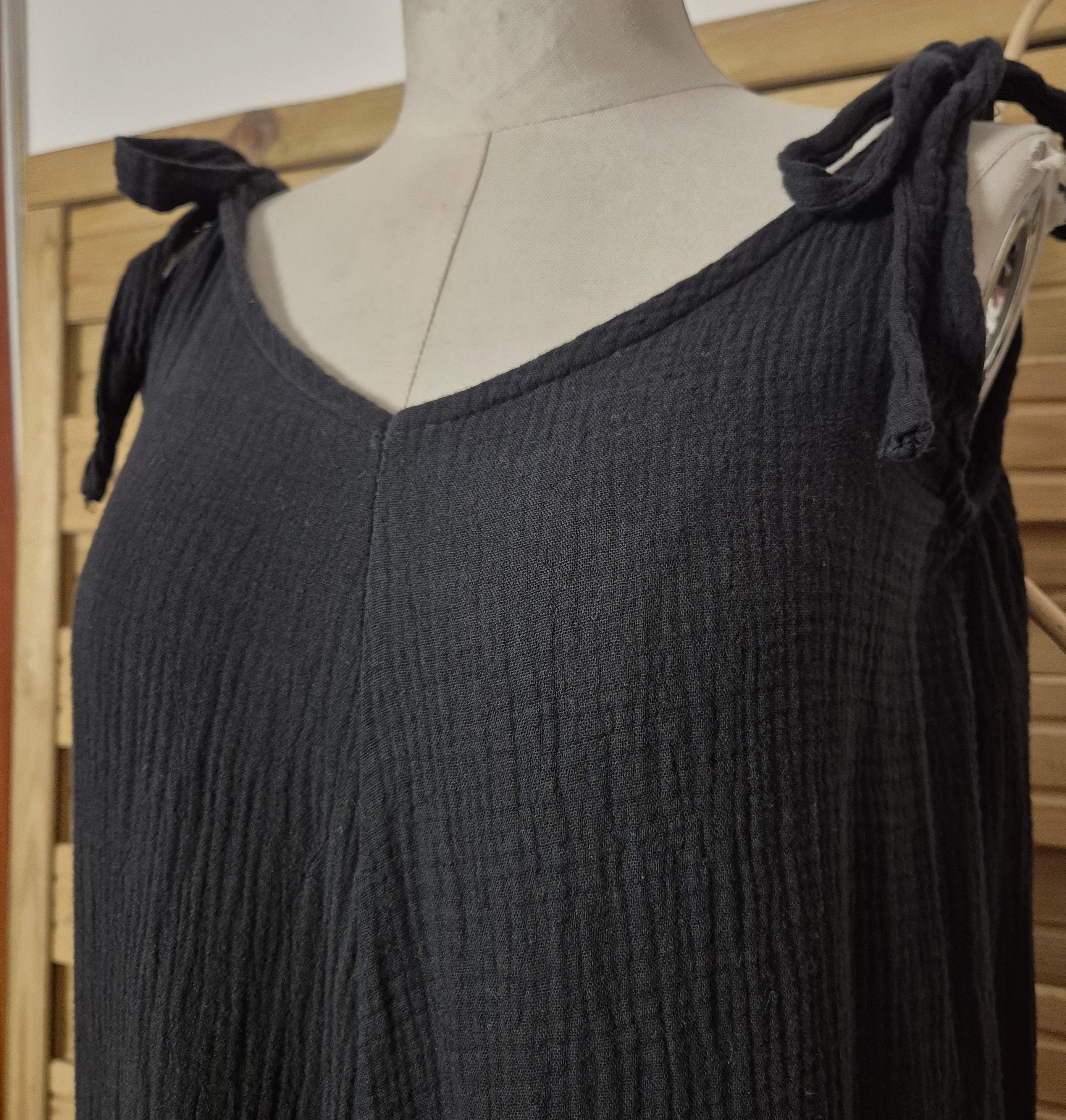 Mono de muselina negro con lazos · Talla única