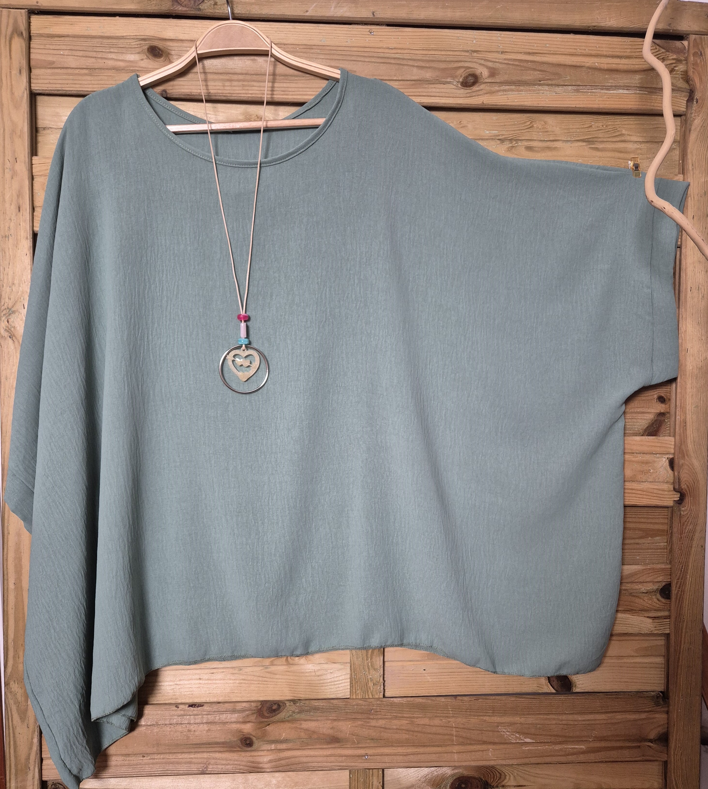Blusa amplia con colgante incluido · Talla única XL–4XL