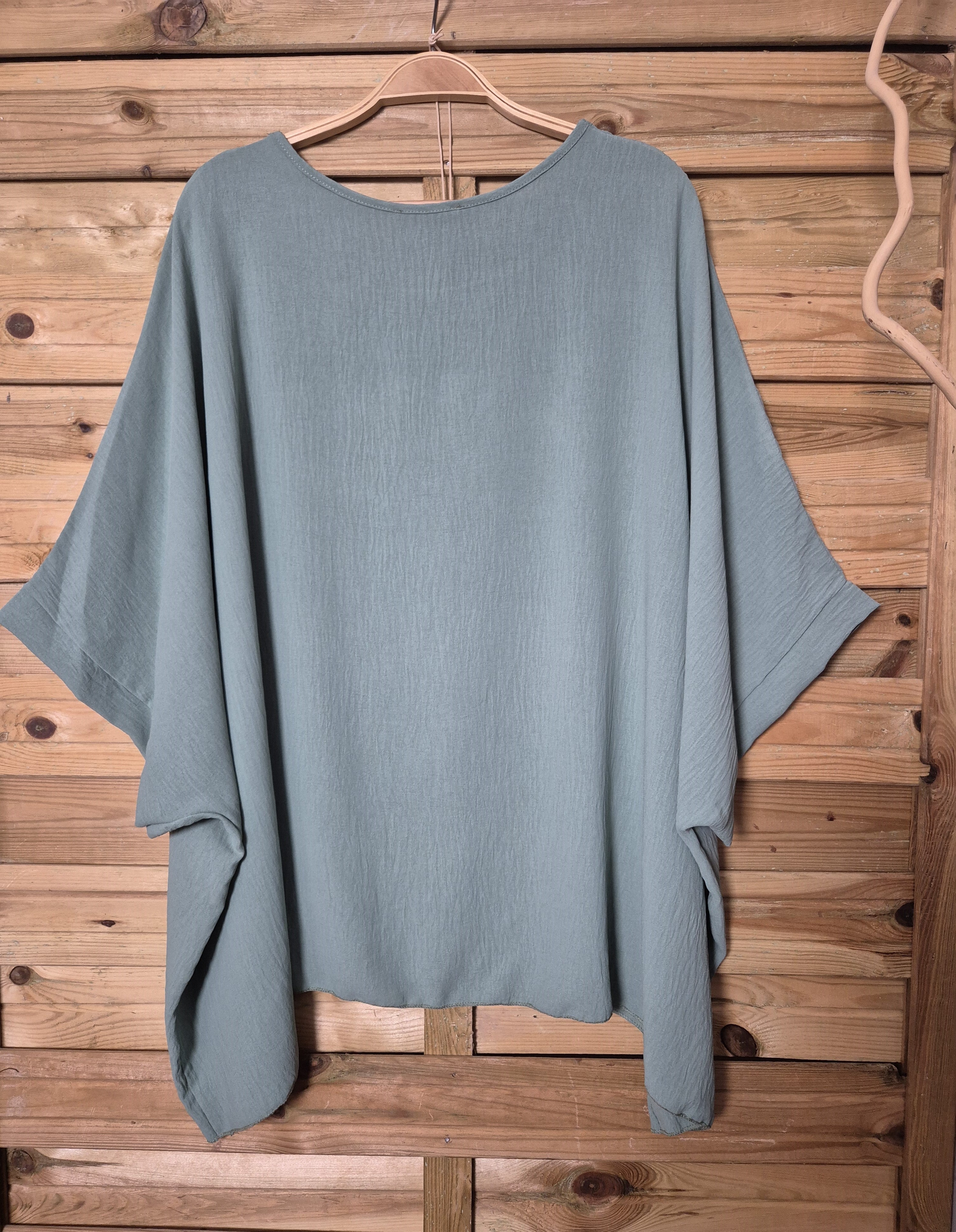 Blusa amplia con colgante incluido · Talla única XL–4XL
